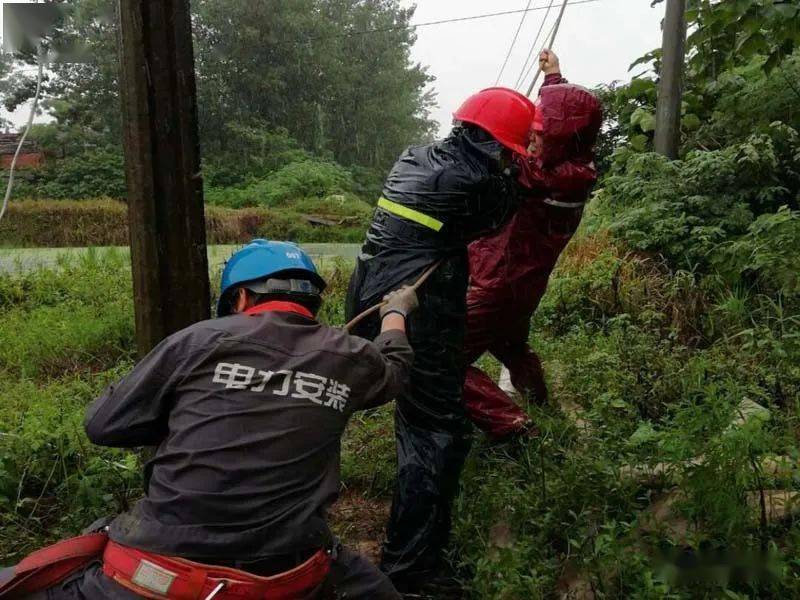 广汉电力部门全力抢修因暴雨受损线路